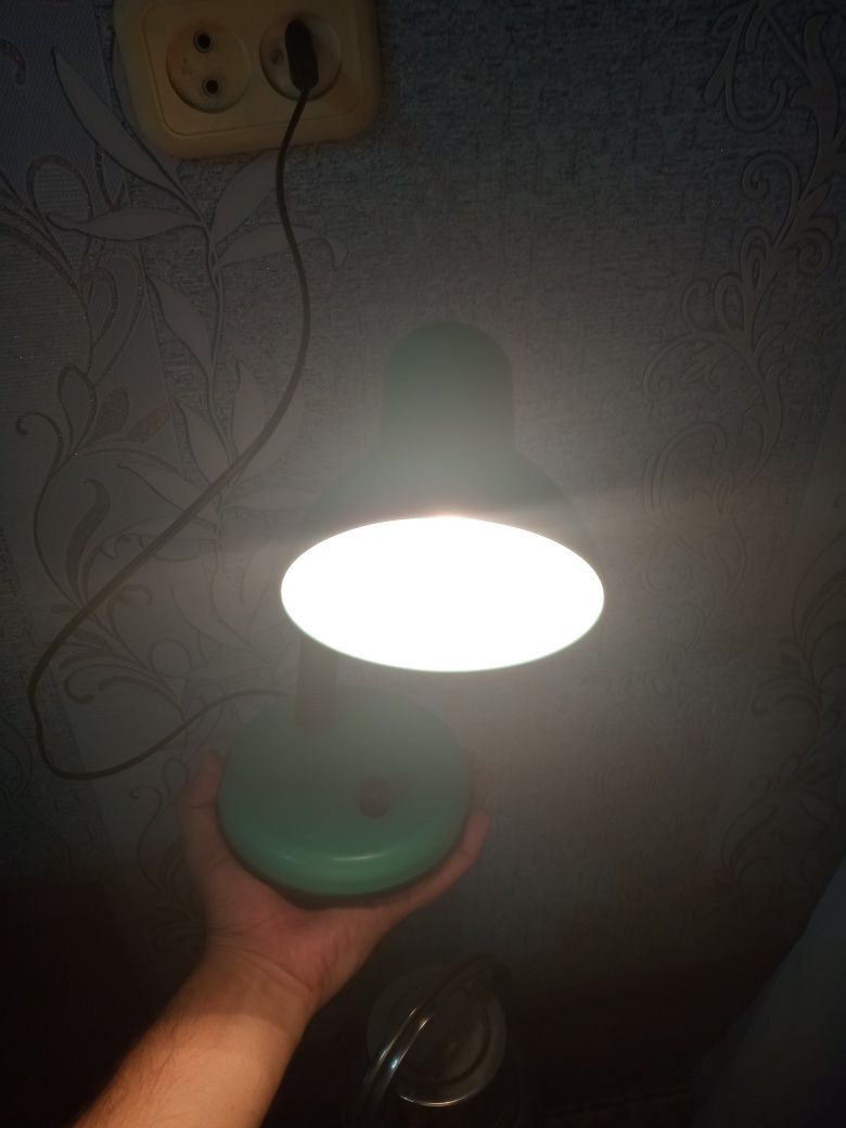 Stol uchun lampa sotiladi