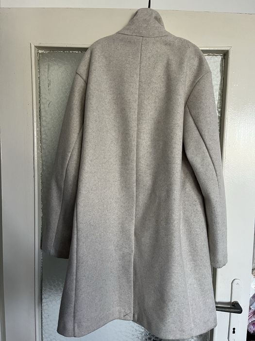 Продавам бяло палто