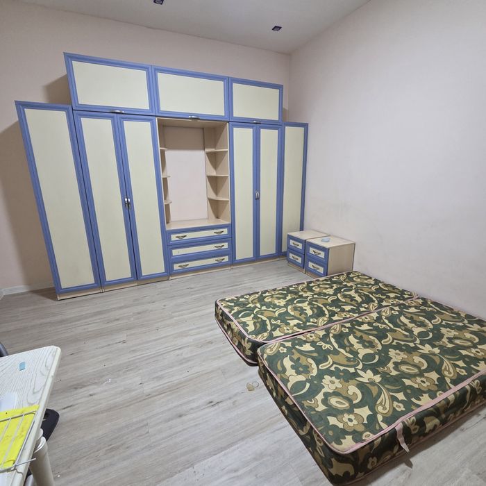 Шкаф, 2 тумбочки, и 2 матраса одинарных