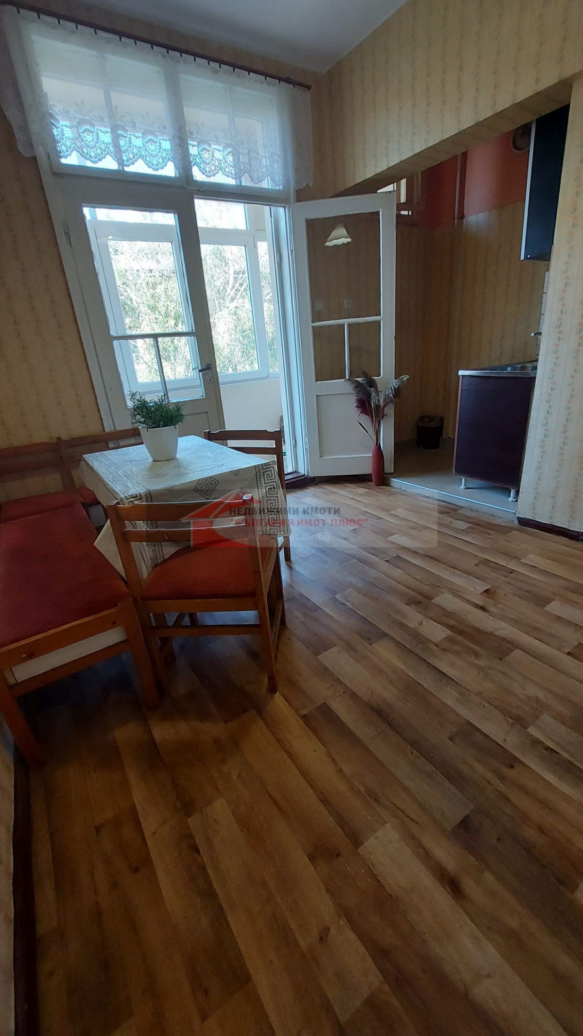 Дава под Наем 3-СТАЕН в град София, Център - 110 кв.м / 1300 лв.
