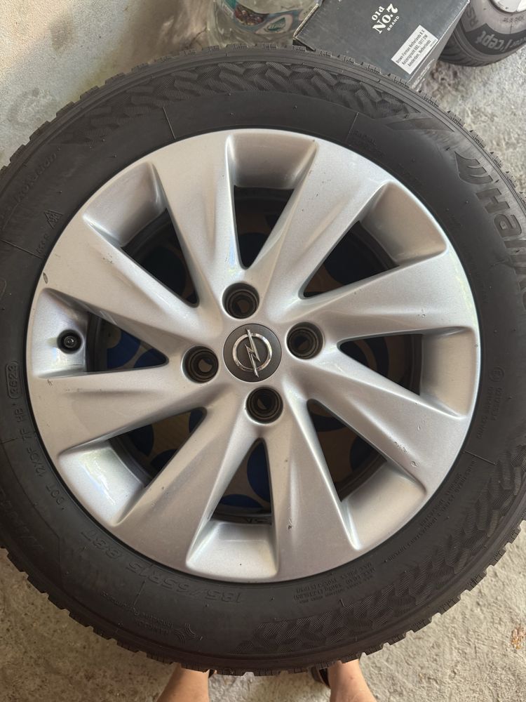 Оригинални джанти за Опел  15ц с почти нови зимни гуми Hankook