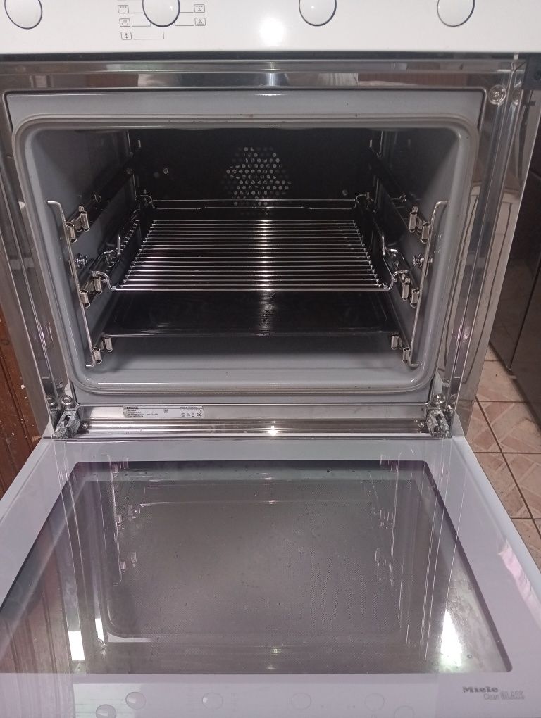 Уникална бяла печка за вграждане Миеле Miele  с 2 години гаранция!