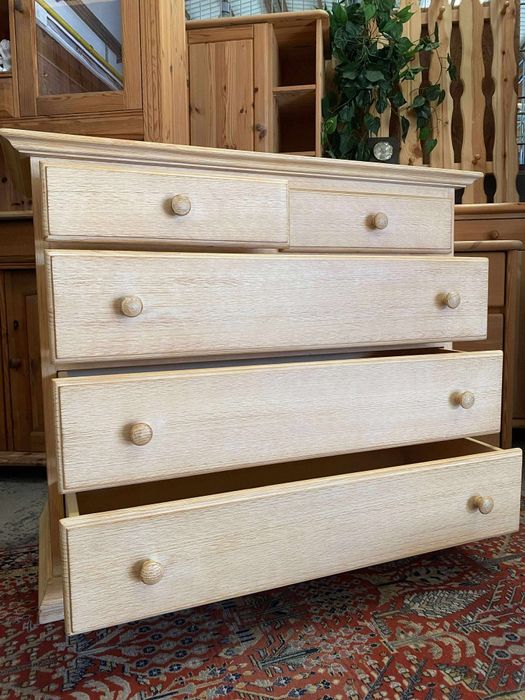 Comoda din lemn masiv