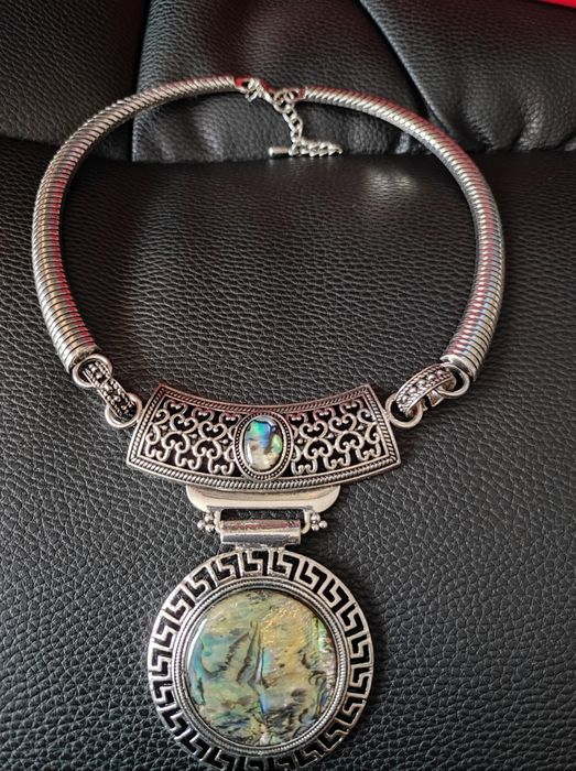 Колье гривна новое подарок женщине в упаковке натур. Камень Гелиотис,