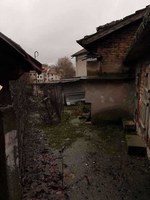 Двуетажна къща с гараж