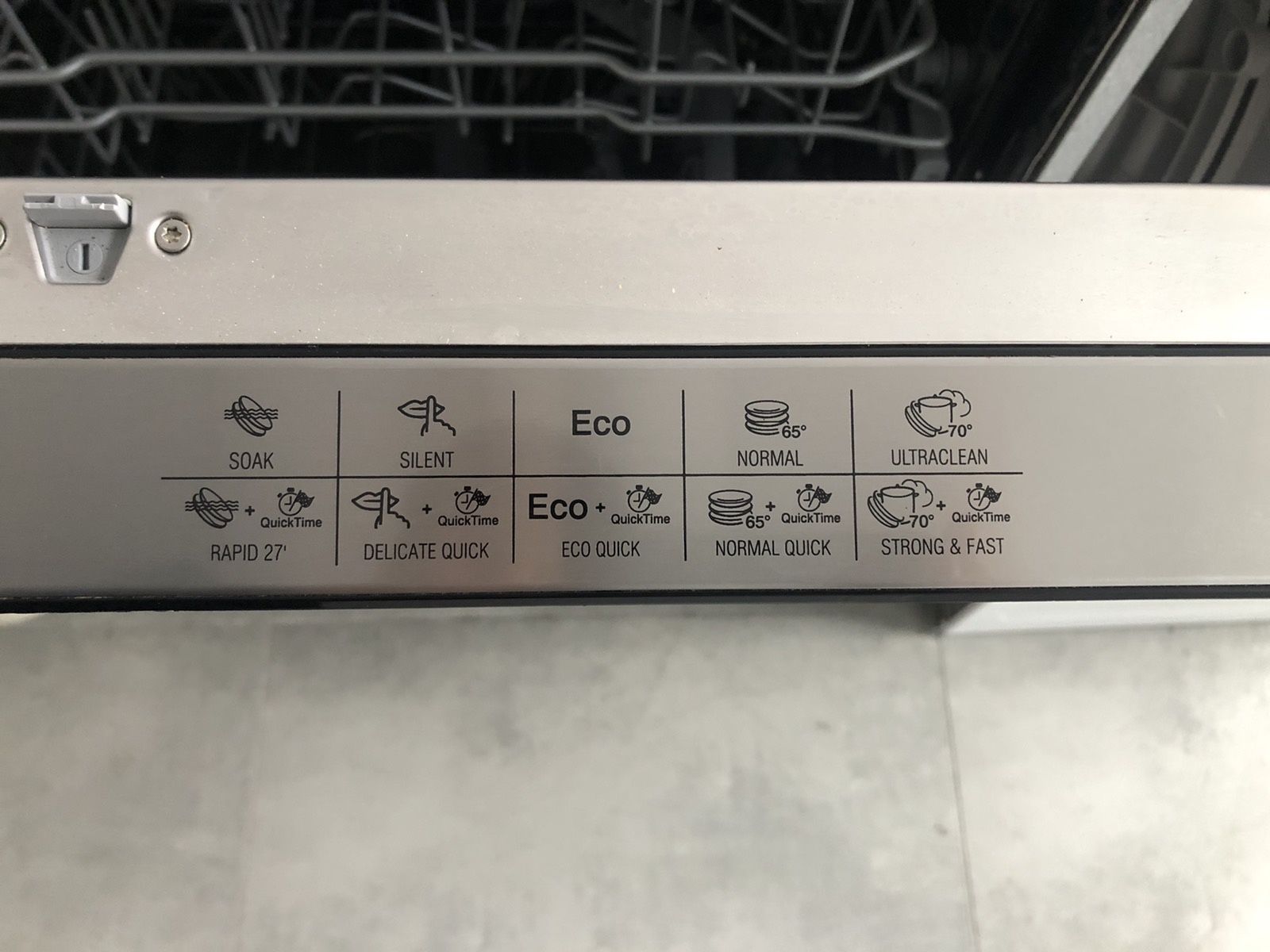 Съдомиялна Smeg за под плот 60 см. А+++