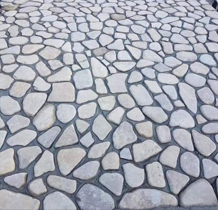 Vand si montez  piatra  naturala de Rau