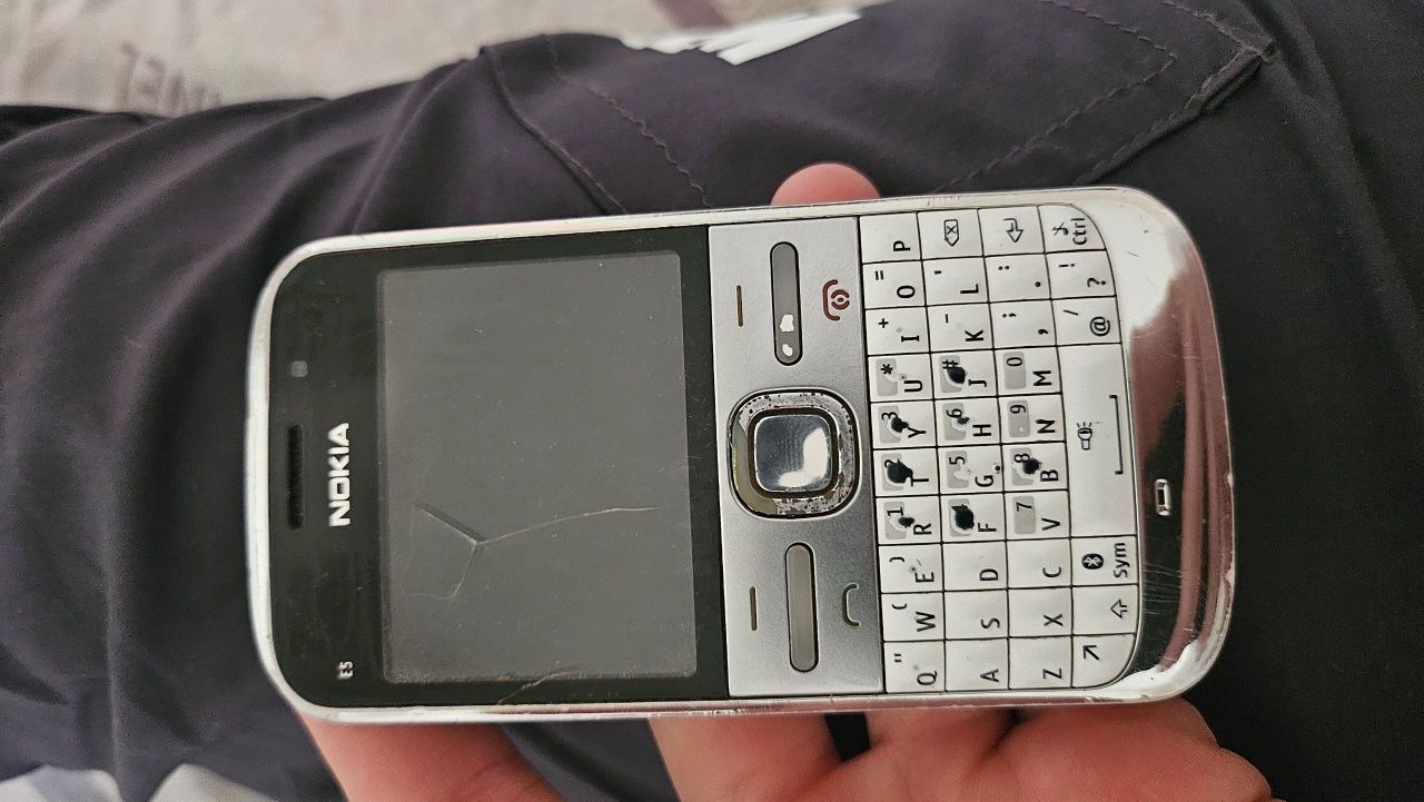 Nokia e5-00 sotiladi