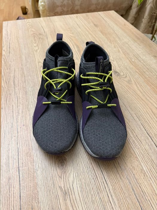 Продам спортивную обувь