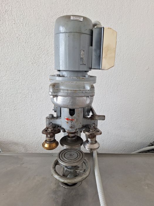 Затварачна машина  за консерви