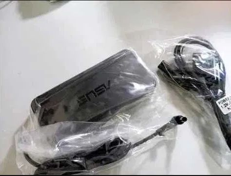 на ноутбук ASUS зарядка блок питания (на разъём с иглой) . .