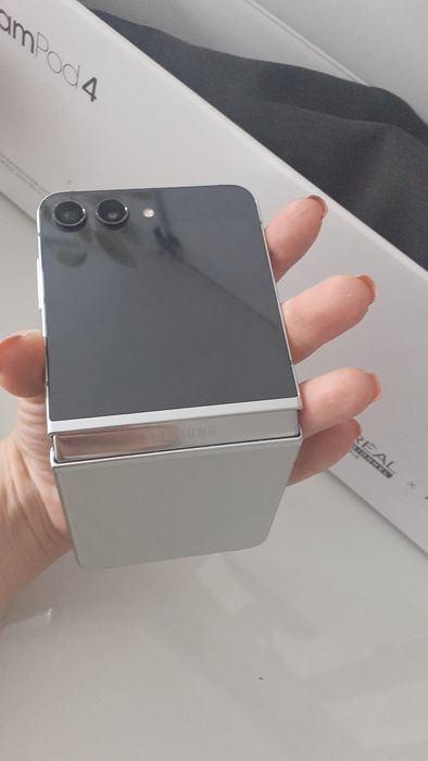 Здравейте,продавам Samsung flip 5