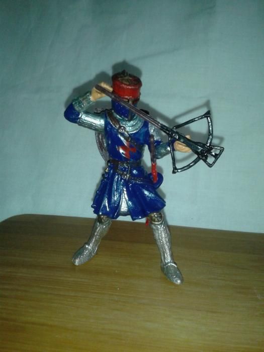 Soldat medieval cu arbaleta figurina pictata