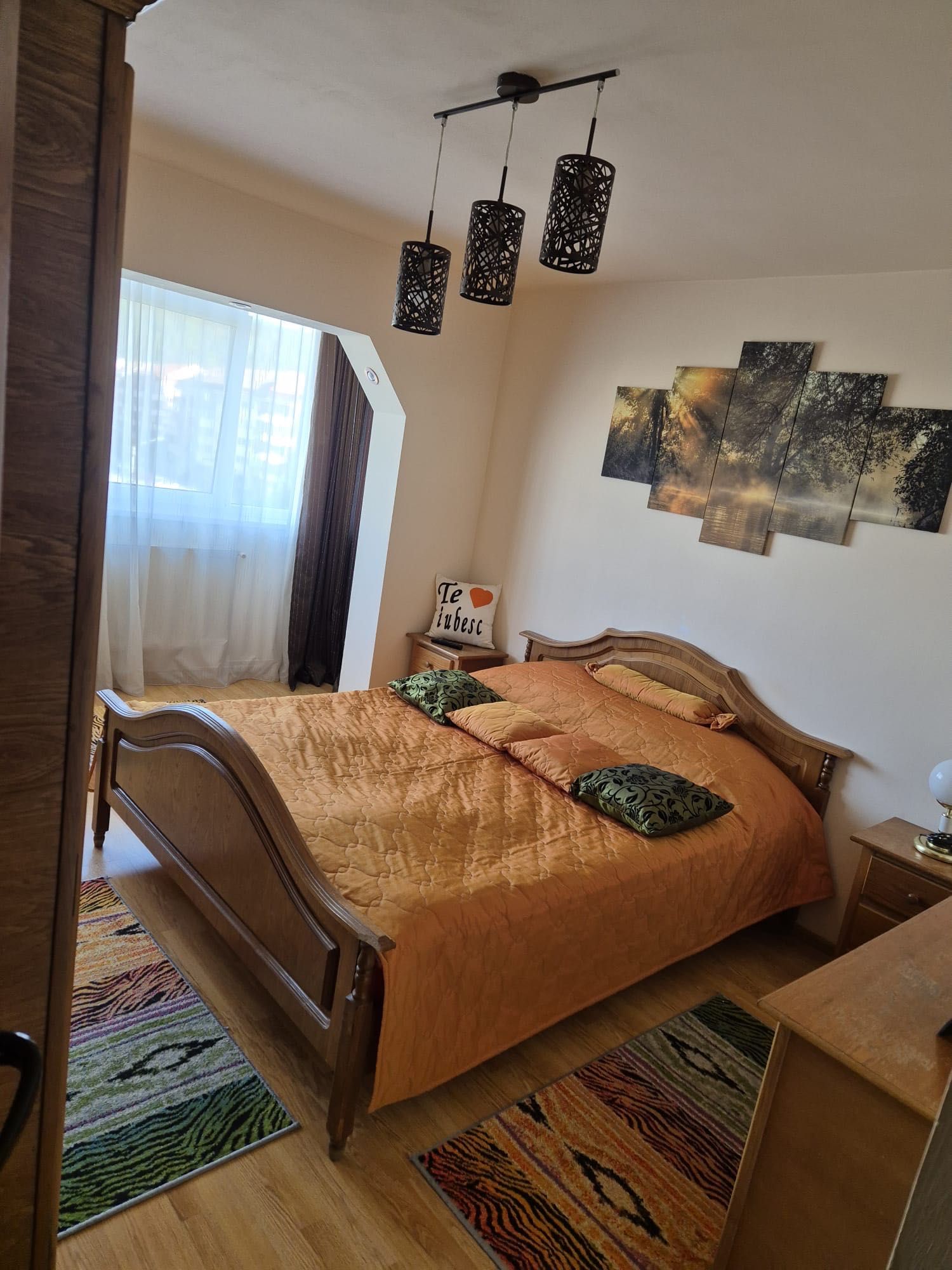 Vând apartament cu trei camere pe strada Clujului