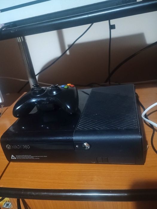 Vând Xbox 360 E .