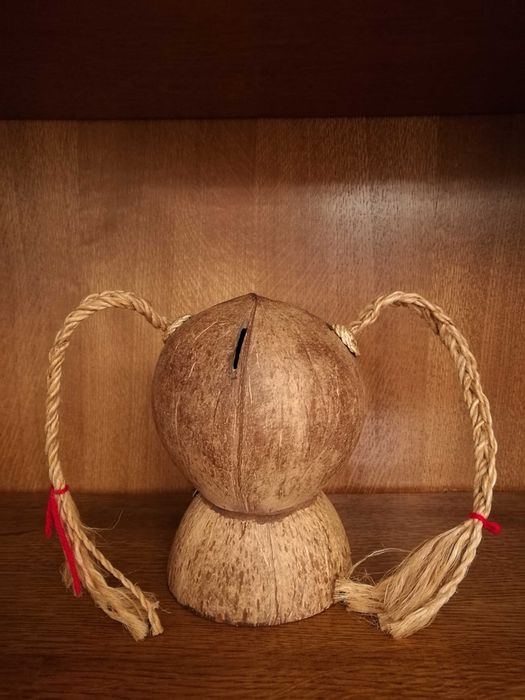 Pusculita din nuca de cocos - fetita vesela cu codite - deco interior