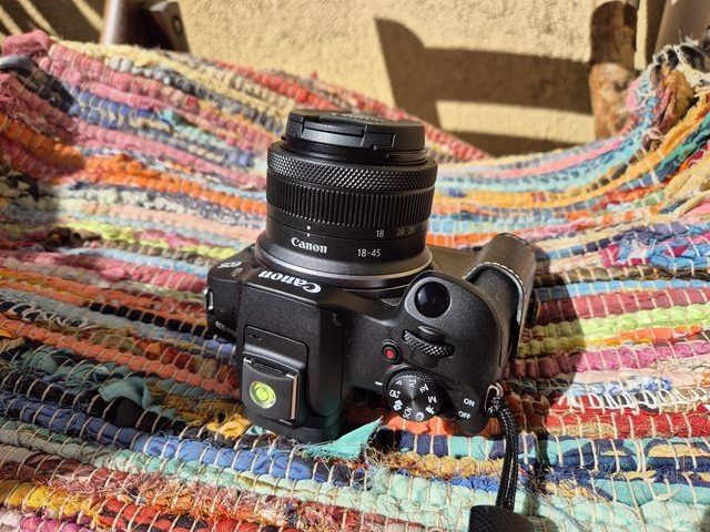 Canon R100 + Canon RF-S 18-45