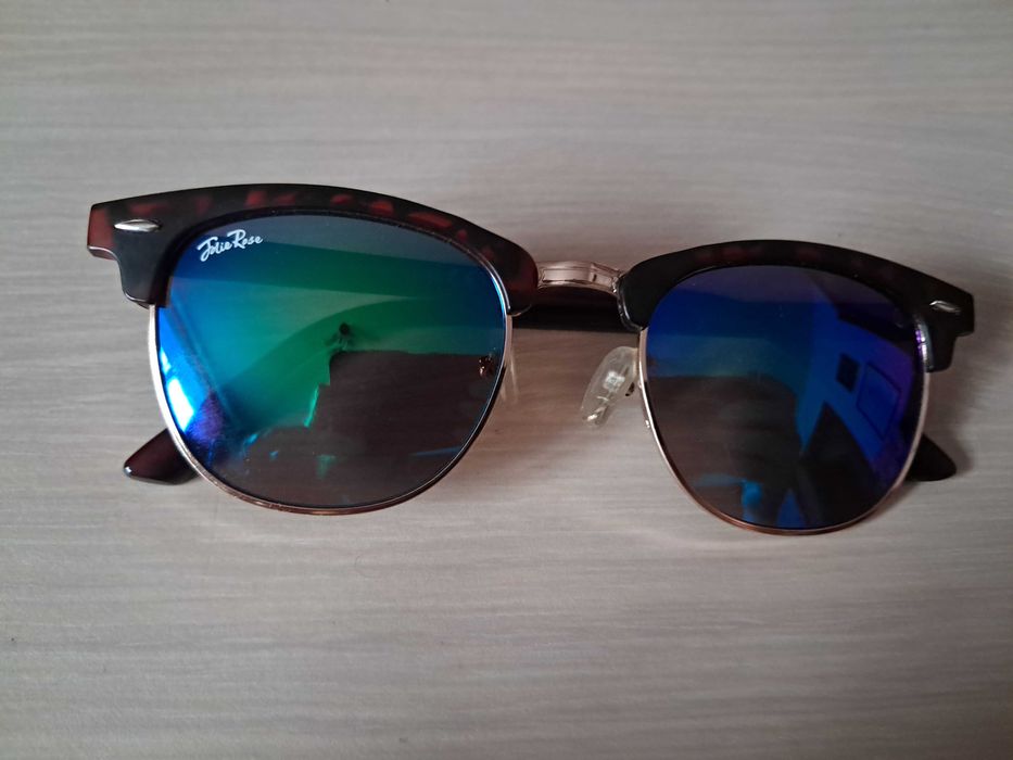 Vand ochelari de soare, zile innorate si simpli