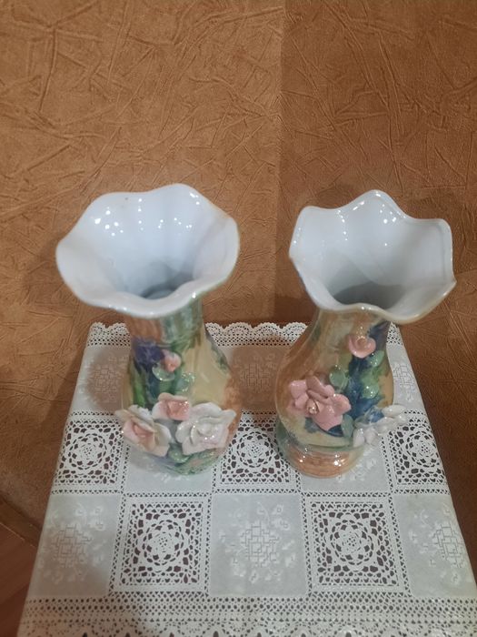 Китайские, винтажные парные вазы, глазуированный фарфор, лепнина розам