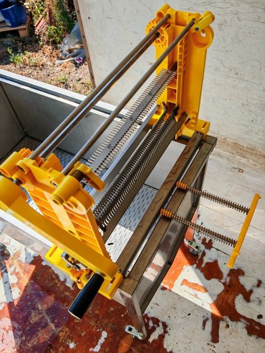 Ръчна машина за разпечатване на пчелни пити