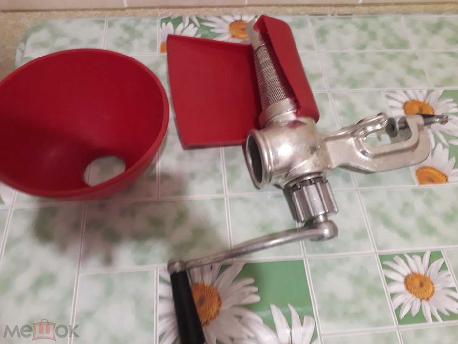 Ручная чугунная соковыжималка  "Струмок"  (СССР)