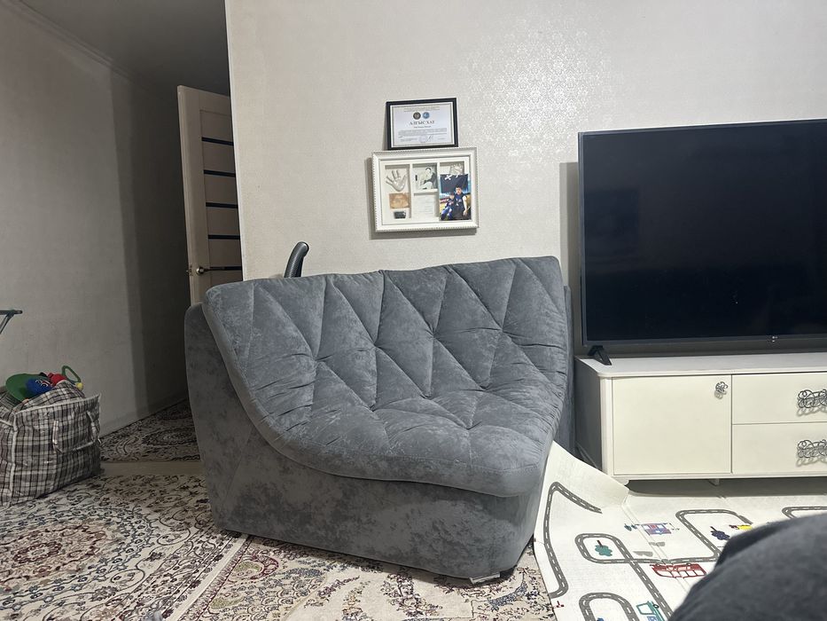 Новое стильное угловое кресло