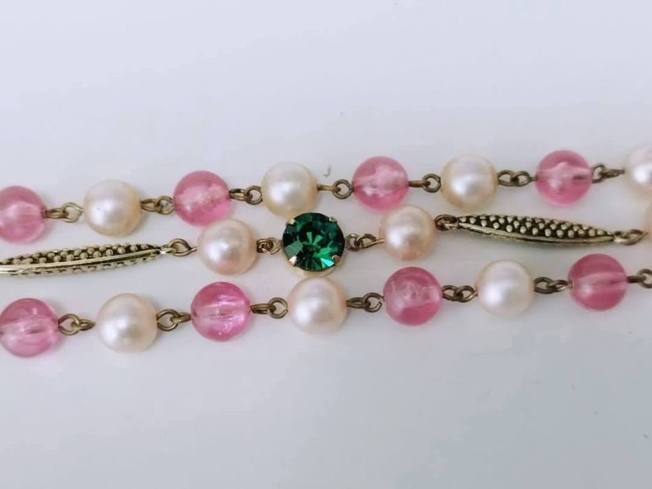 Veche bratara din perle false, margele roz si piatra verde