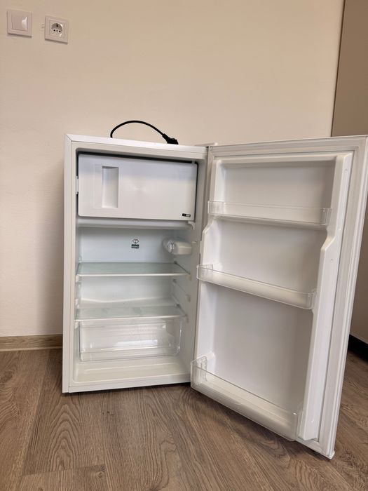 Малък хладилник Midea