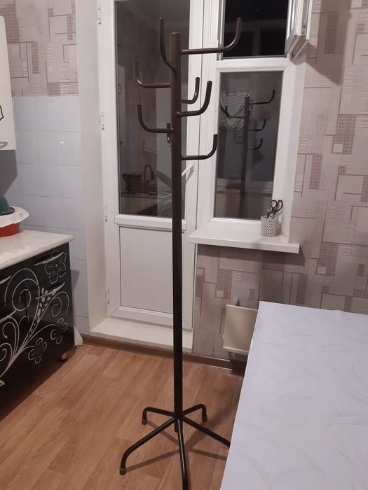 Продам напольную вешалку.