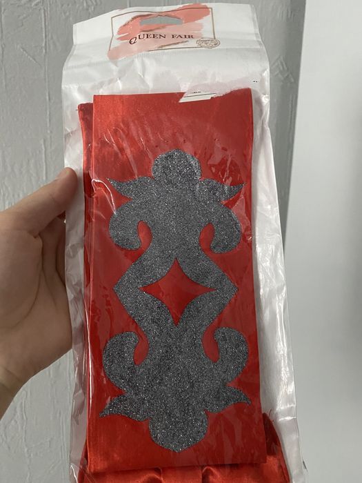 Красная бабочка и красный пояс с орнаментом