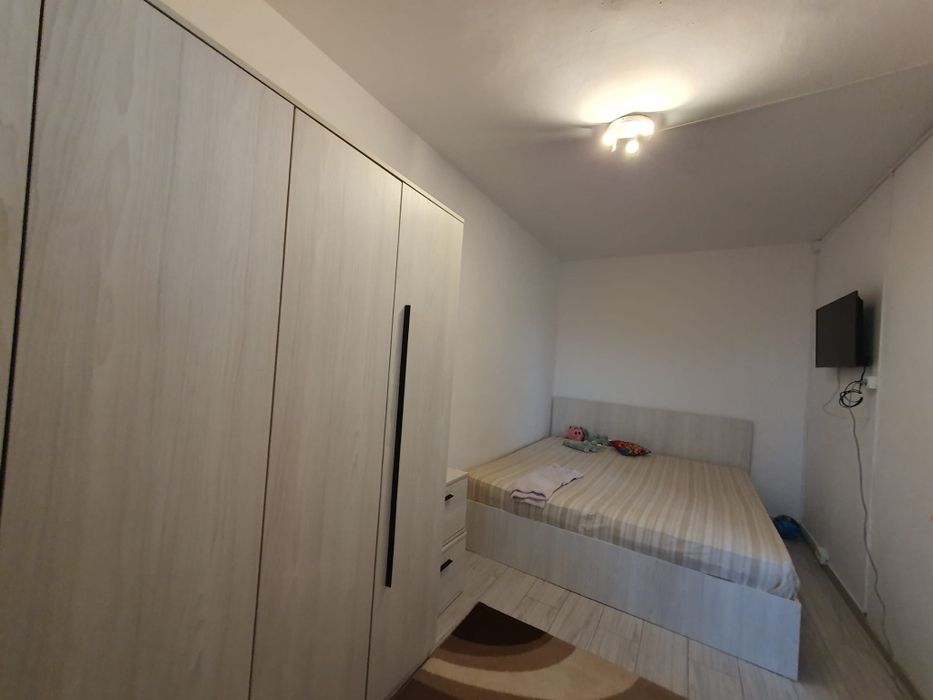 Vând apartament semidecomandat.