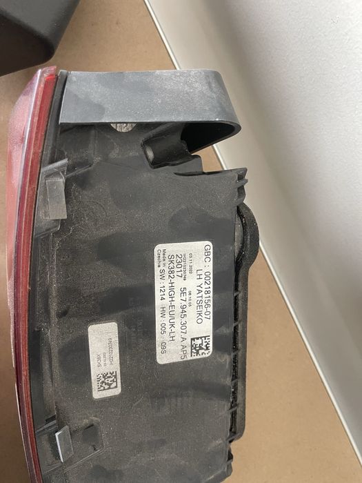 Продавам комплект задни стопове Škoda Octavia IV (5E3 серия)