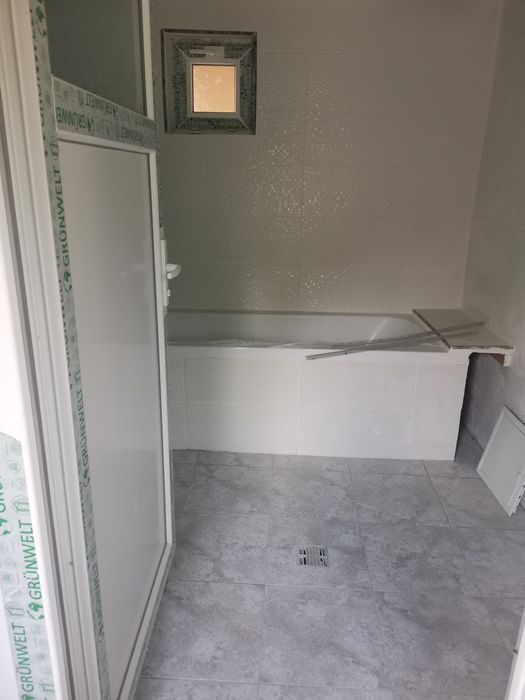 Vând doua corpuri de casă