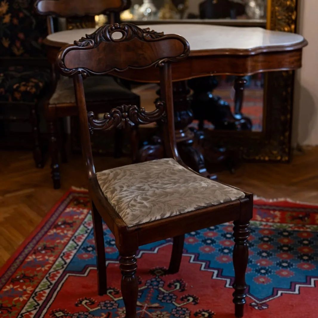 Masă cu două scaune în stil baroc