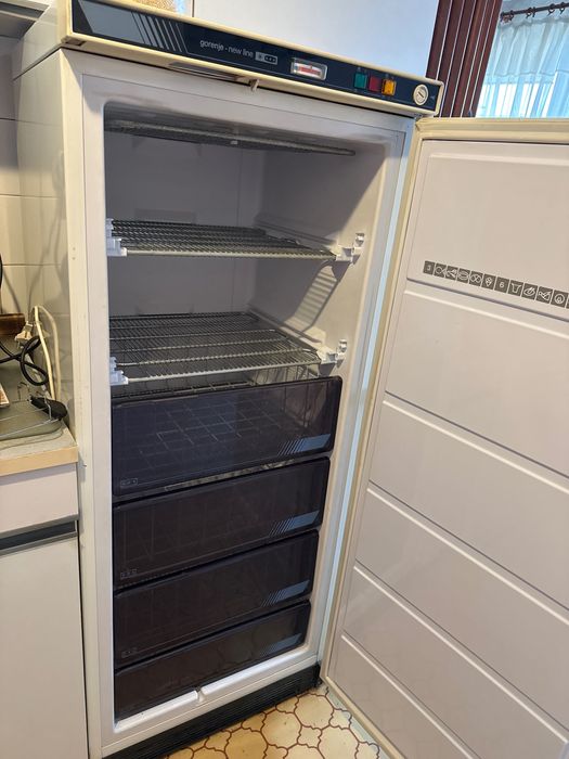 Голям фризер с 6 рафта марка Gorenie