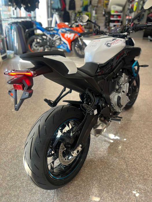 Motocicleta naked CFMOTO 675NK