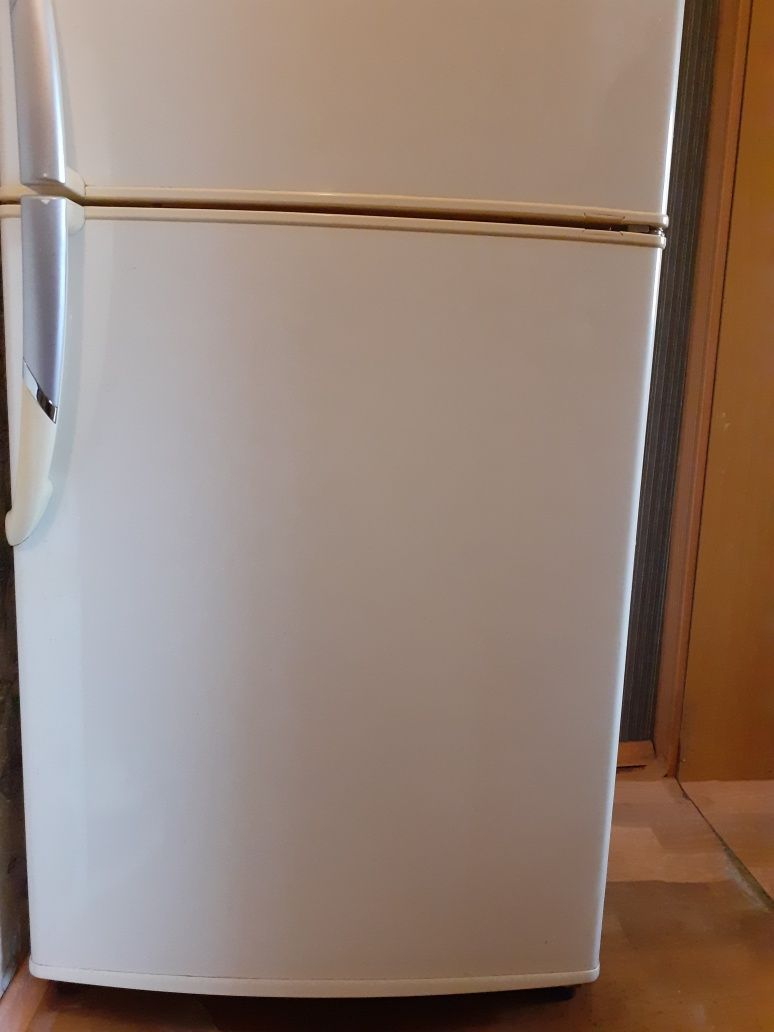 Холодильник LG в хорошем состоянии. Продаётся в связи с переездом.