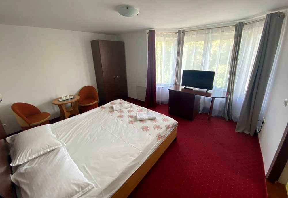 Închiriez de revelion pensiune cu 10 camere