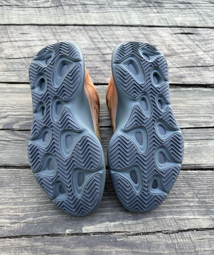 Yeezy 700 v3 - 43 1/3