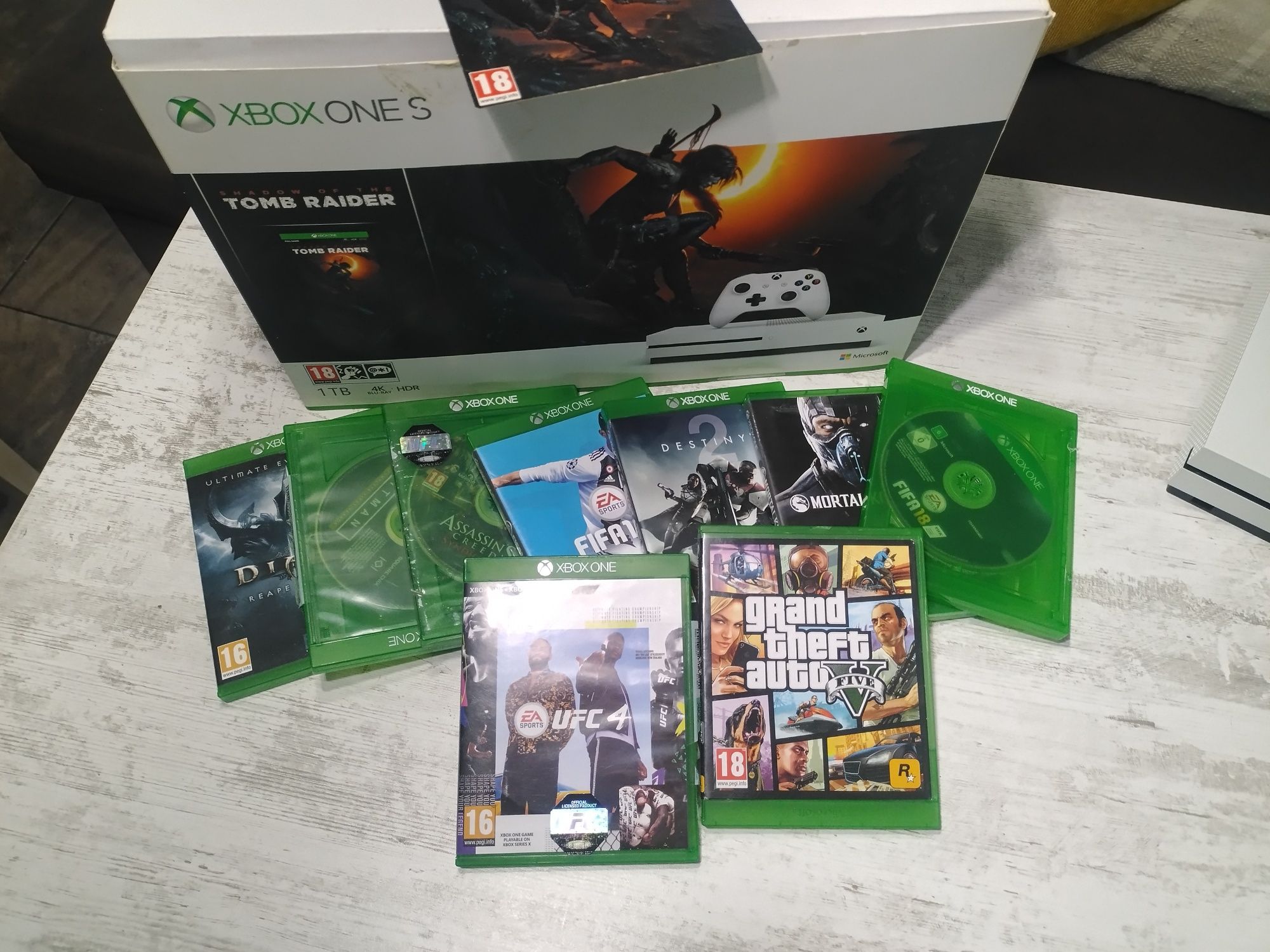 Xbox One S 1tb + 3 контролера + 10 игри