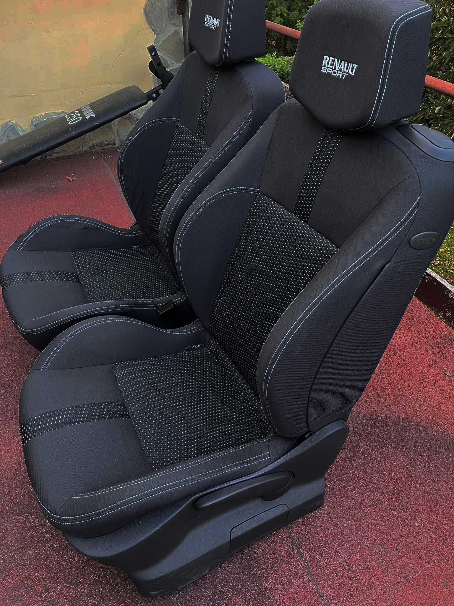 Седалки за Renault clio 3 RS