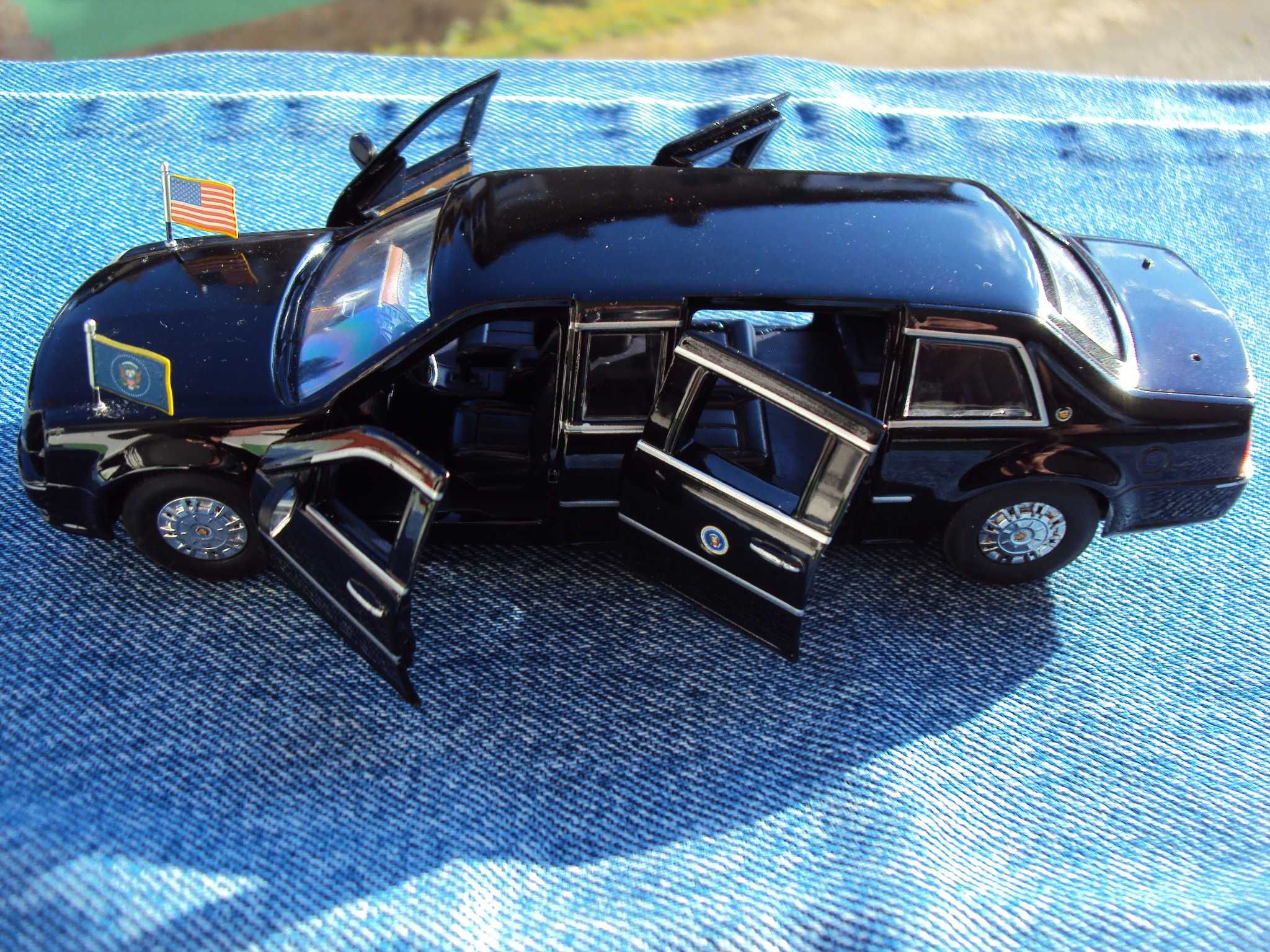 Колекционерска метална количка 1:43 - 2009 година. Лимузина LUXURY