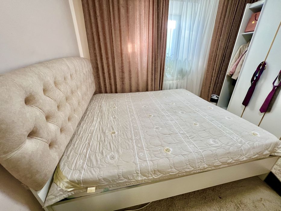 Двуспальная кровать с подъёмным механизмом, размер 180×200 см.