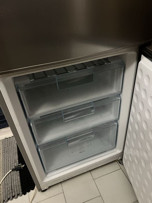 Хладилник Bosch сив