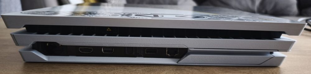 PlayStation 4 Pro, God of War edition