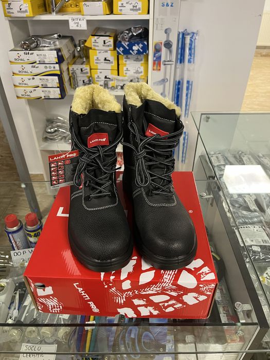 Vand Bocanci de lucru imblaniti  din piele