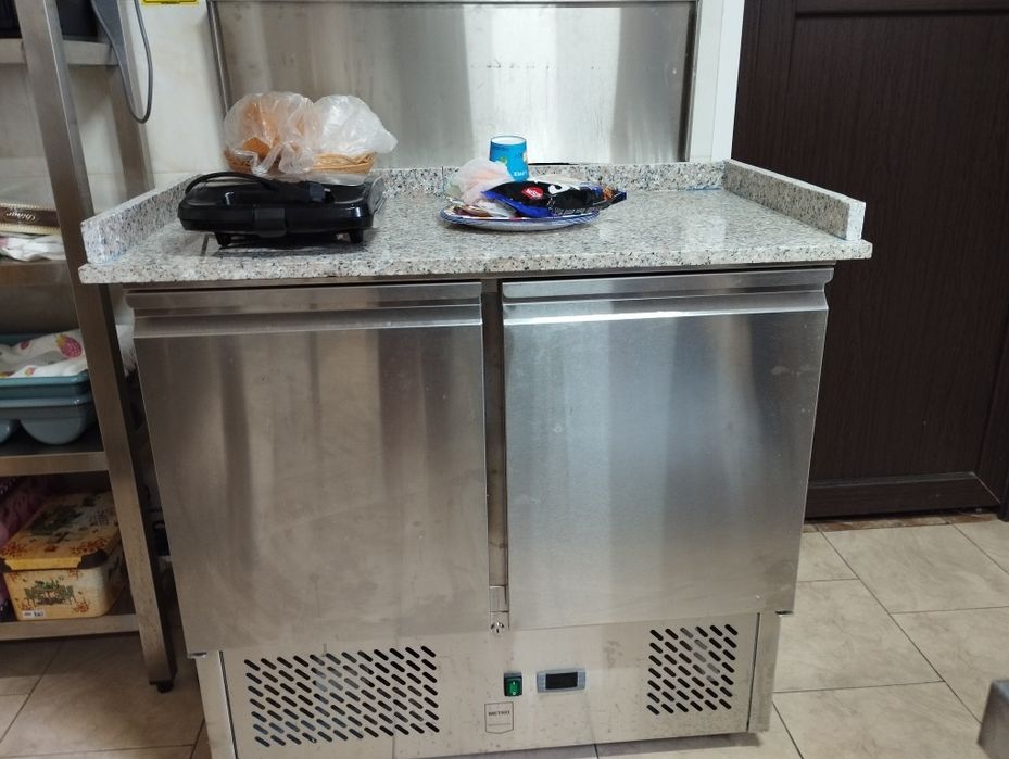 Vand cuptor pizza, masa rece pizza, mașină spălat pahare, hotă..