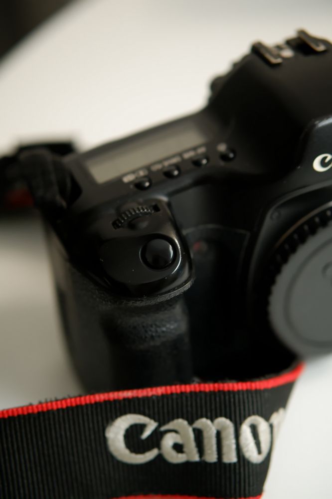Aparat foto full-frame Canon 5D Mark I body + grip baterie