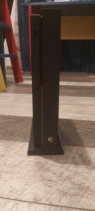 Xbox one X 1Tb + stand cooler