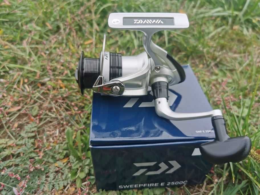 Универсална рибловна макара DAIWA SWEEPFIRE  2500